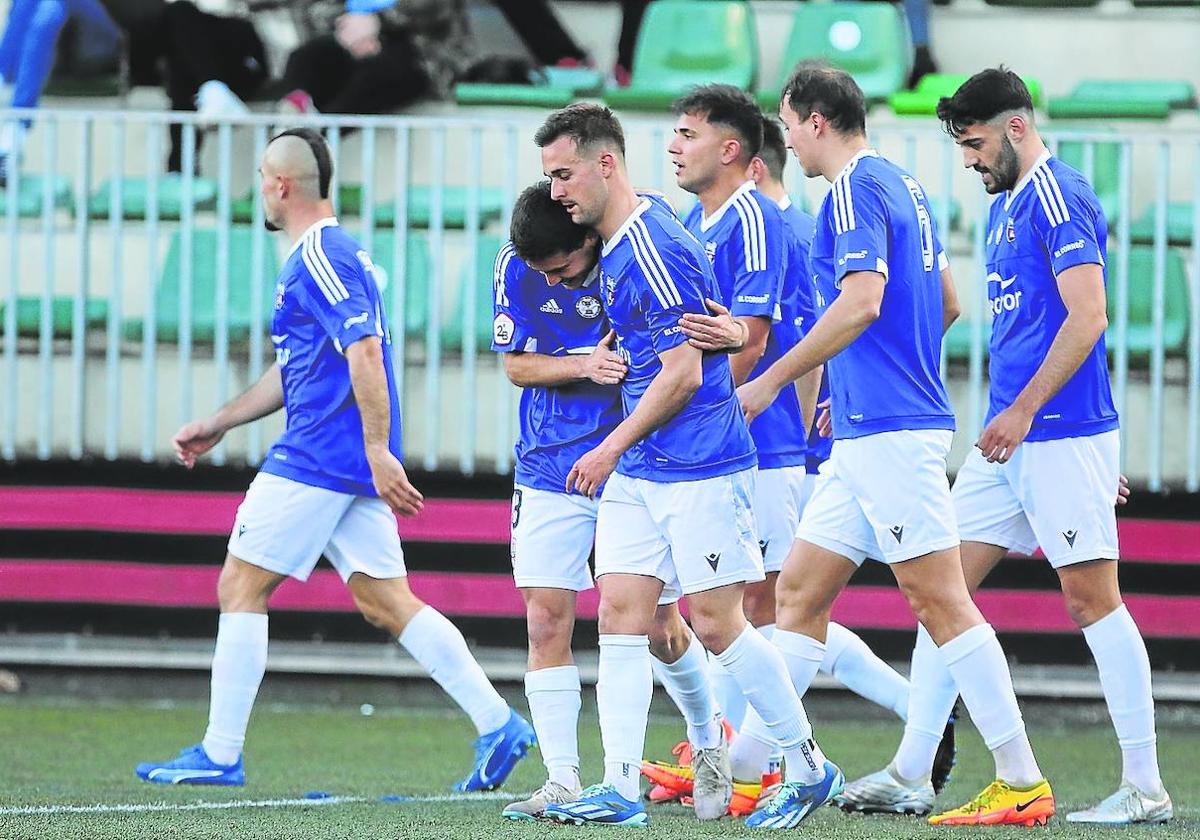 Los jugadores de la UD Logroñés festejan el gol de Yurrebaso. La alegría solo duró siete minutos.