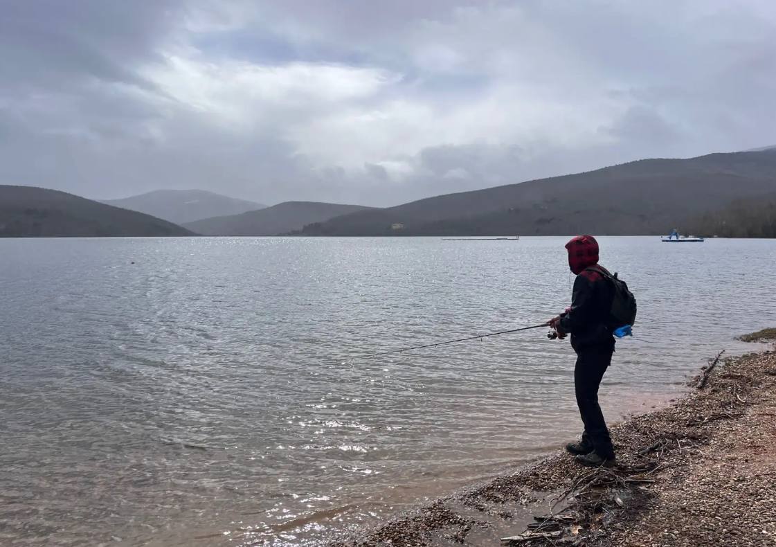 Un pescador, el domingo en el González Lacasa, que roza el lleno.