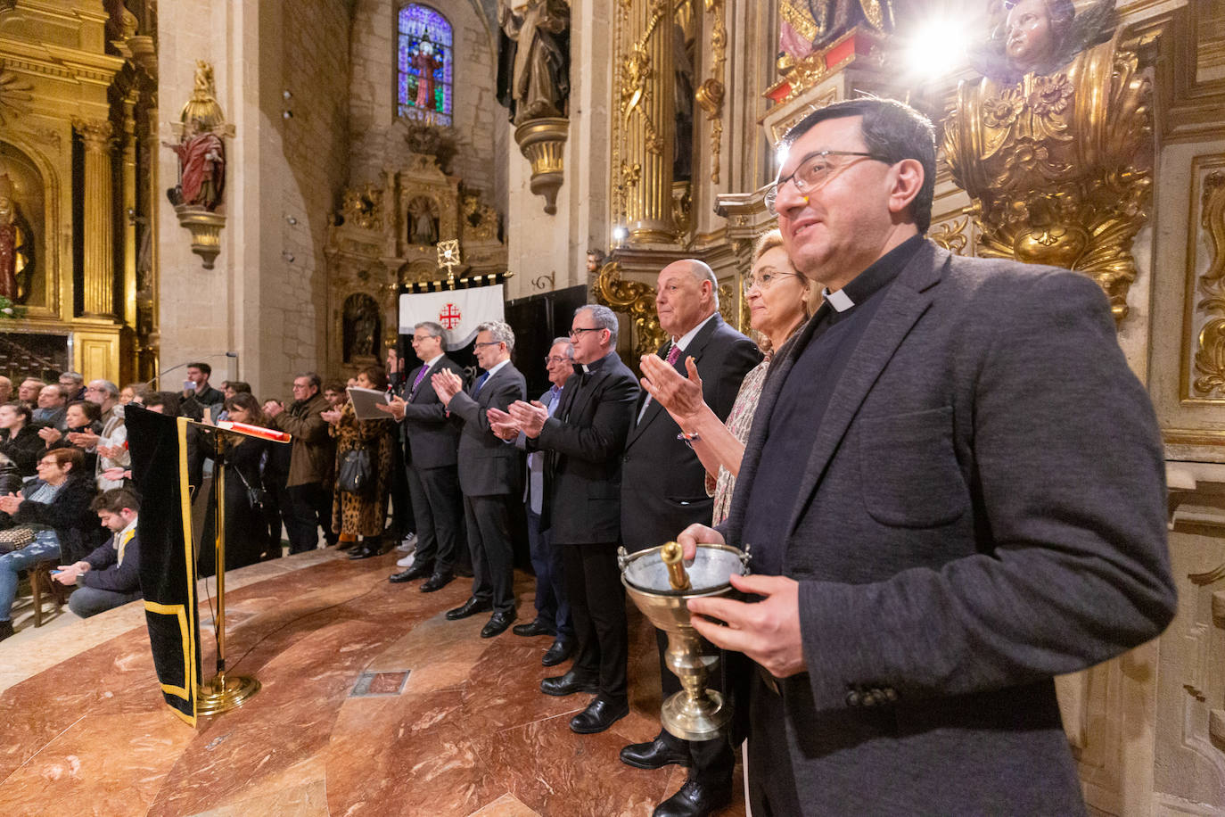 Las primeras visitas para ver el manto de la Virgen de la Soledad