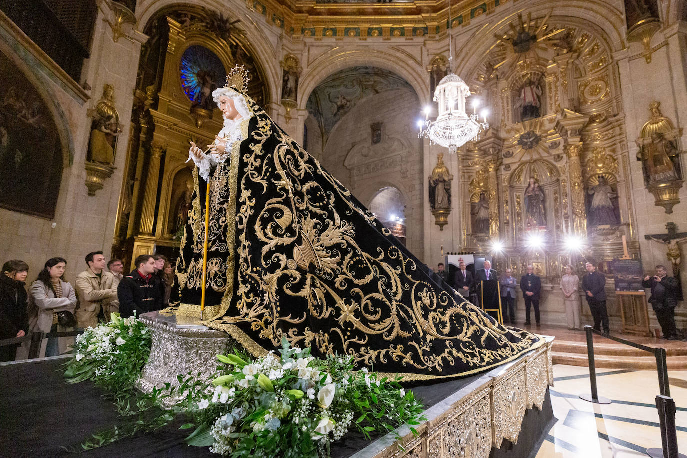 Las primeras visitas para ver el manto de la Virgen de la Soledad