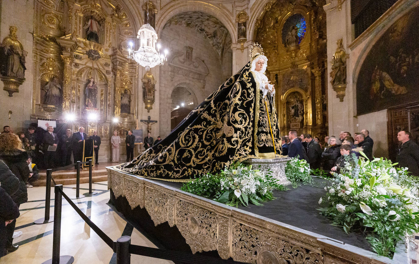 Las primeras visitas para ver el manto de la Virgen de la Soledad