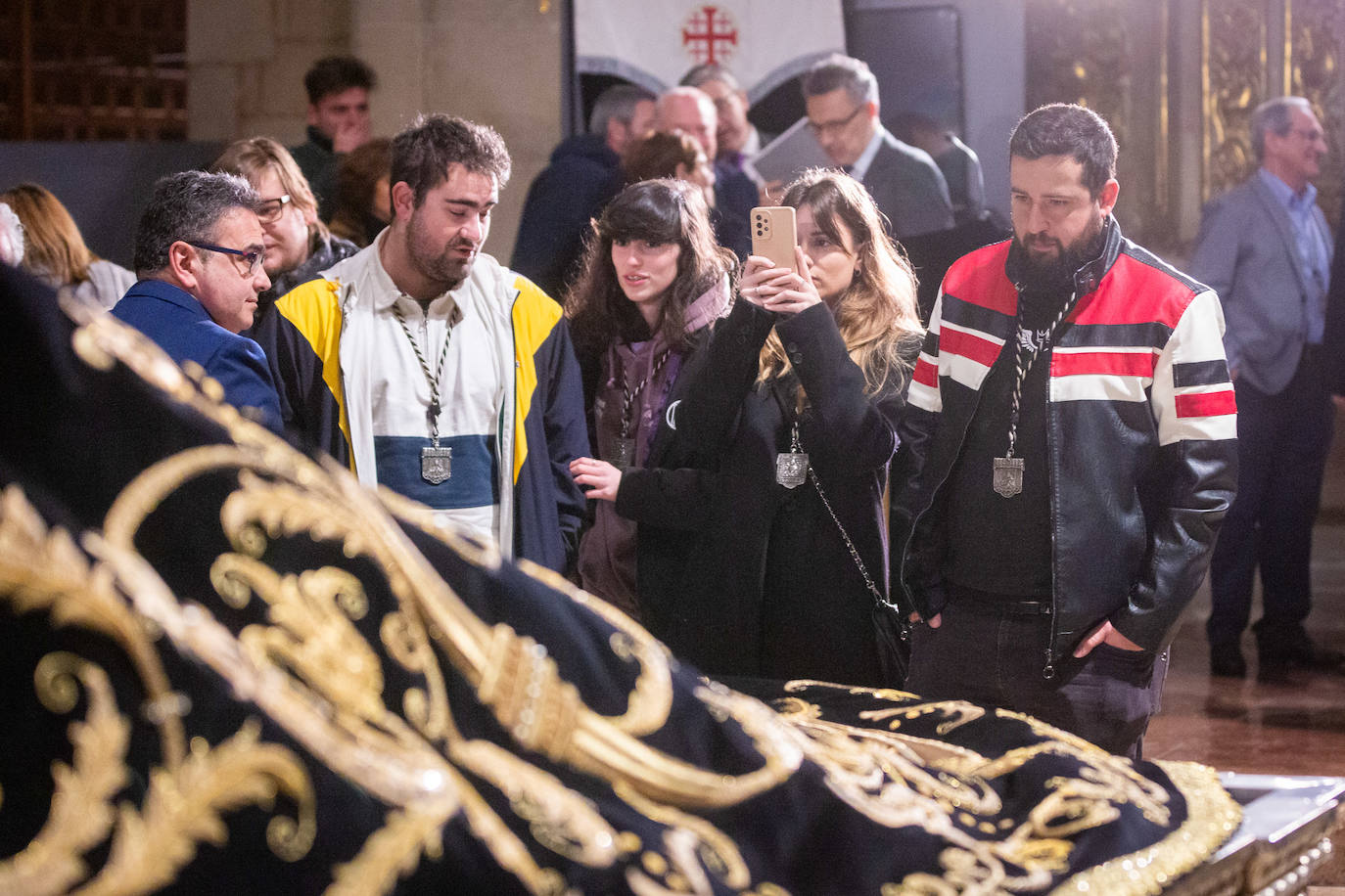 Las primeras visitas para ver el manto de la Virgen de la Soledad