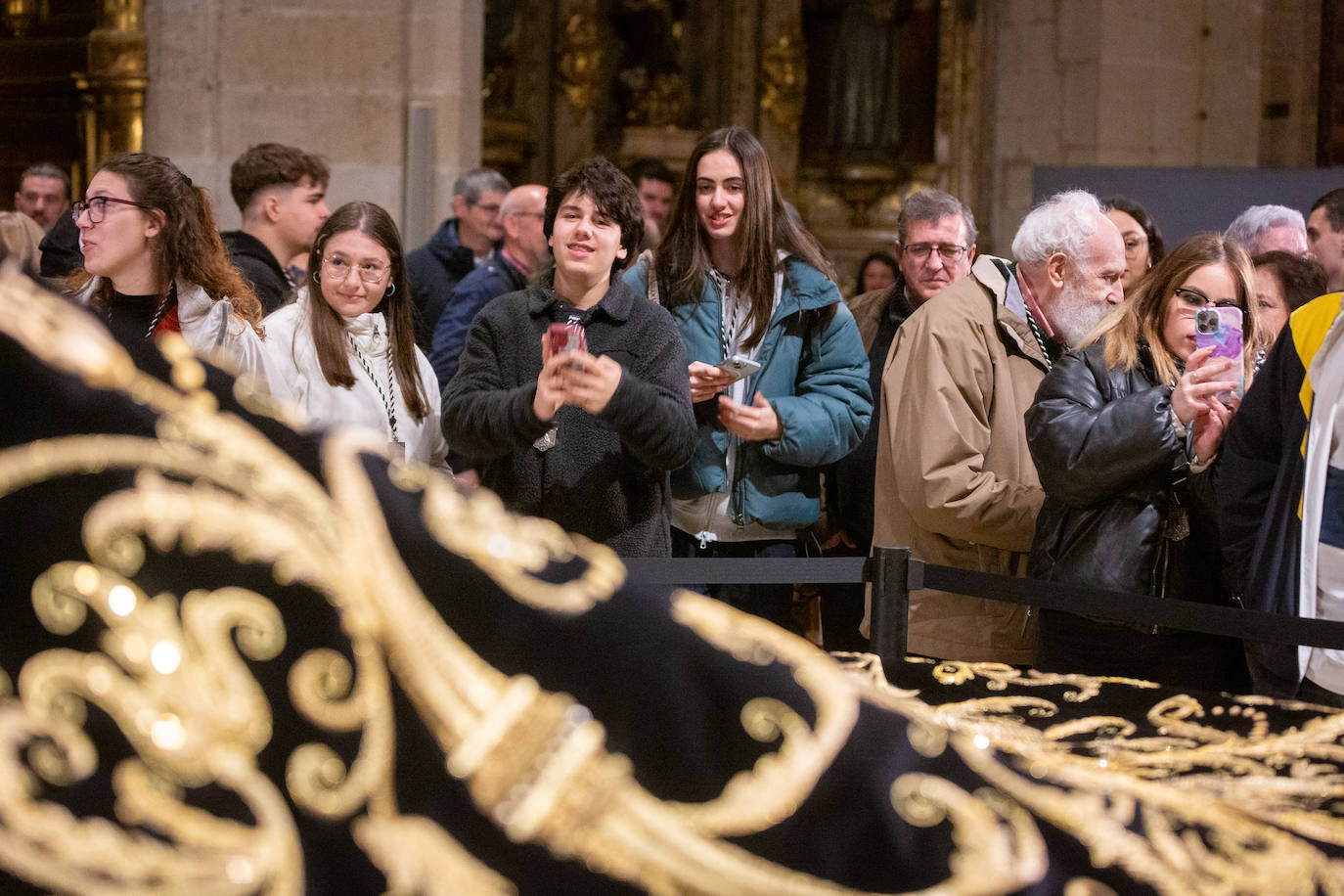 Las primeras visitas para ver el manto de la Virgen de la Soledad