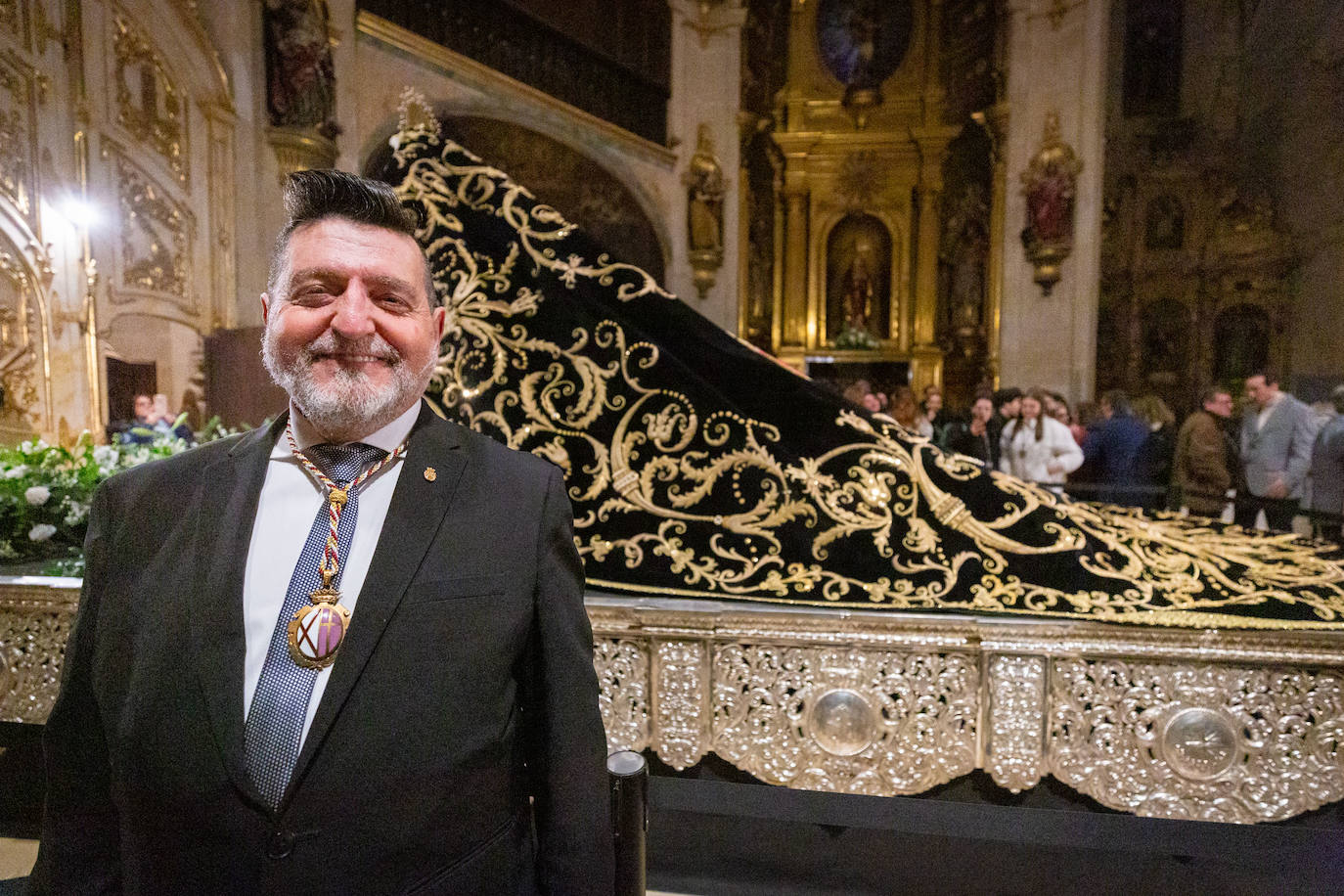 Las primeras visitas para ver el manto de la Virgen de la Soledad