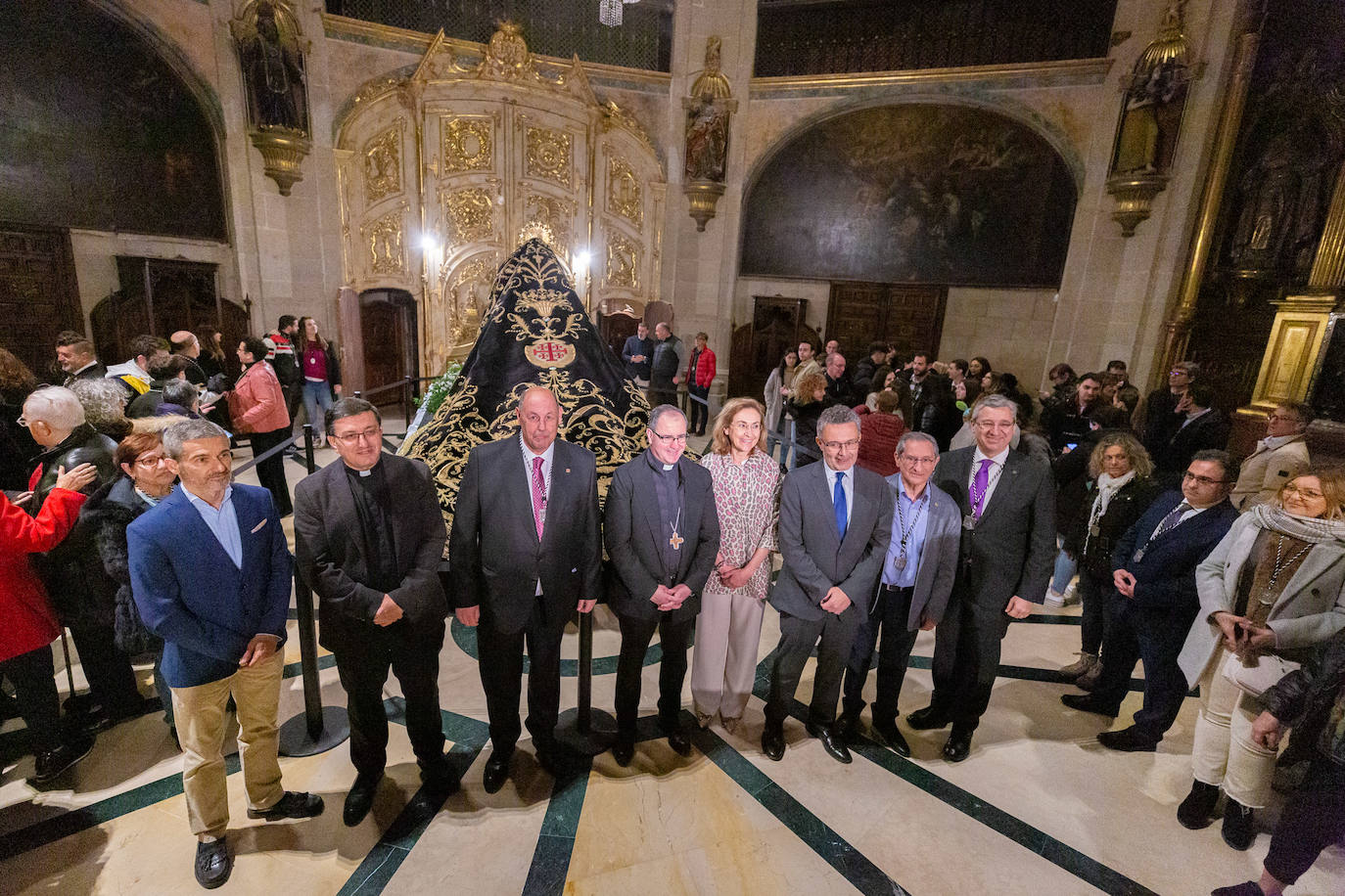 Las primeras visitas para ver el manto de la Virgen de la Soledad