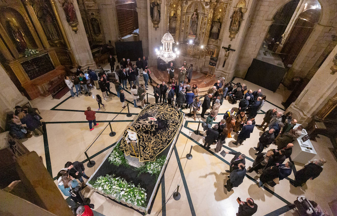 Las primeras visitas para ver el manto de la Virgen de la Soledad