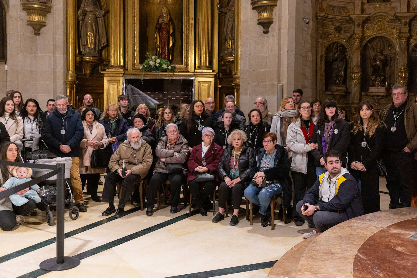 Las primeras visitas para ver el manto de la Virgen de la Soledad