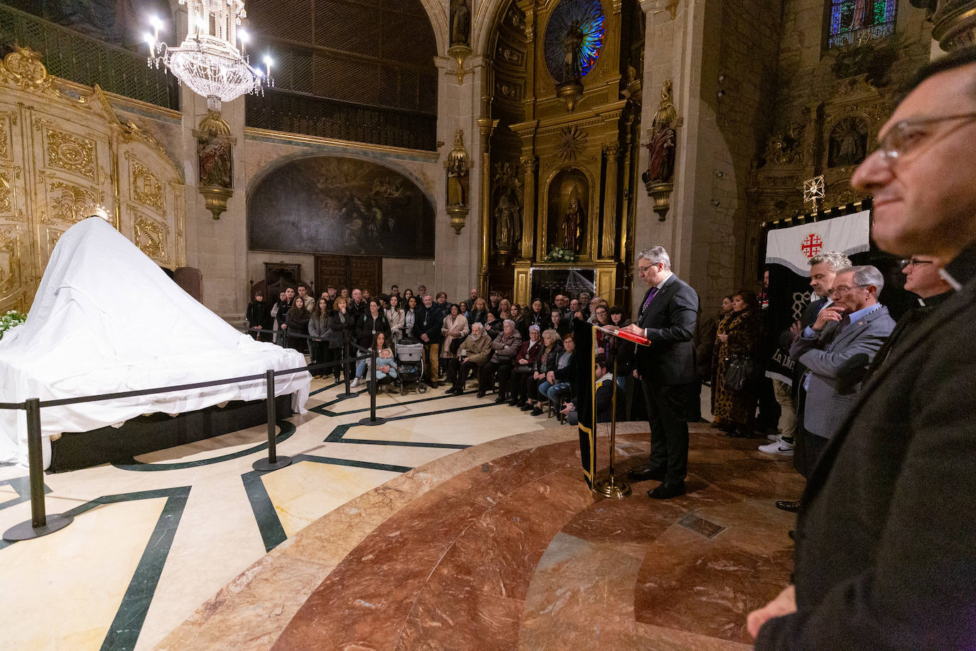 Las primeras visitas para ver el manto de la Virgen de la Soledad