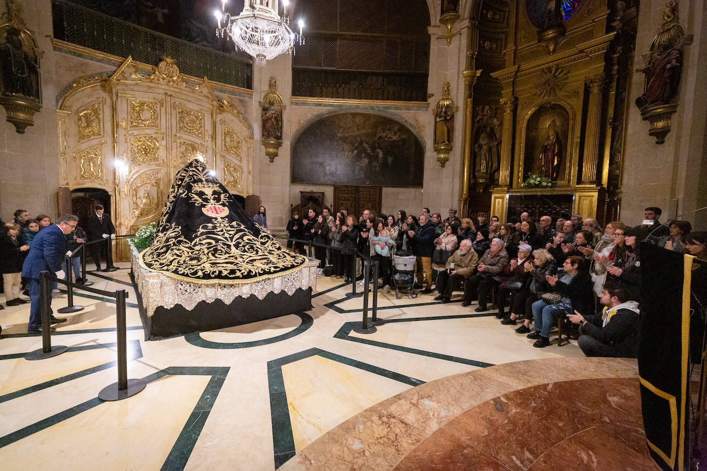 Las primeras visitas para ver el manto de la Virgen de la Soledad