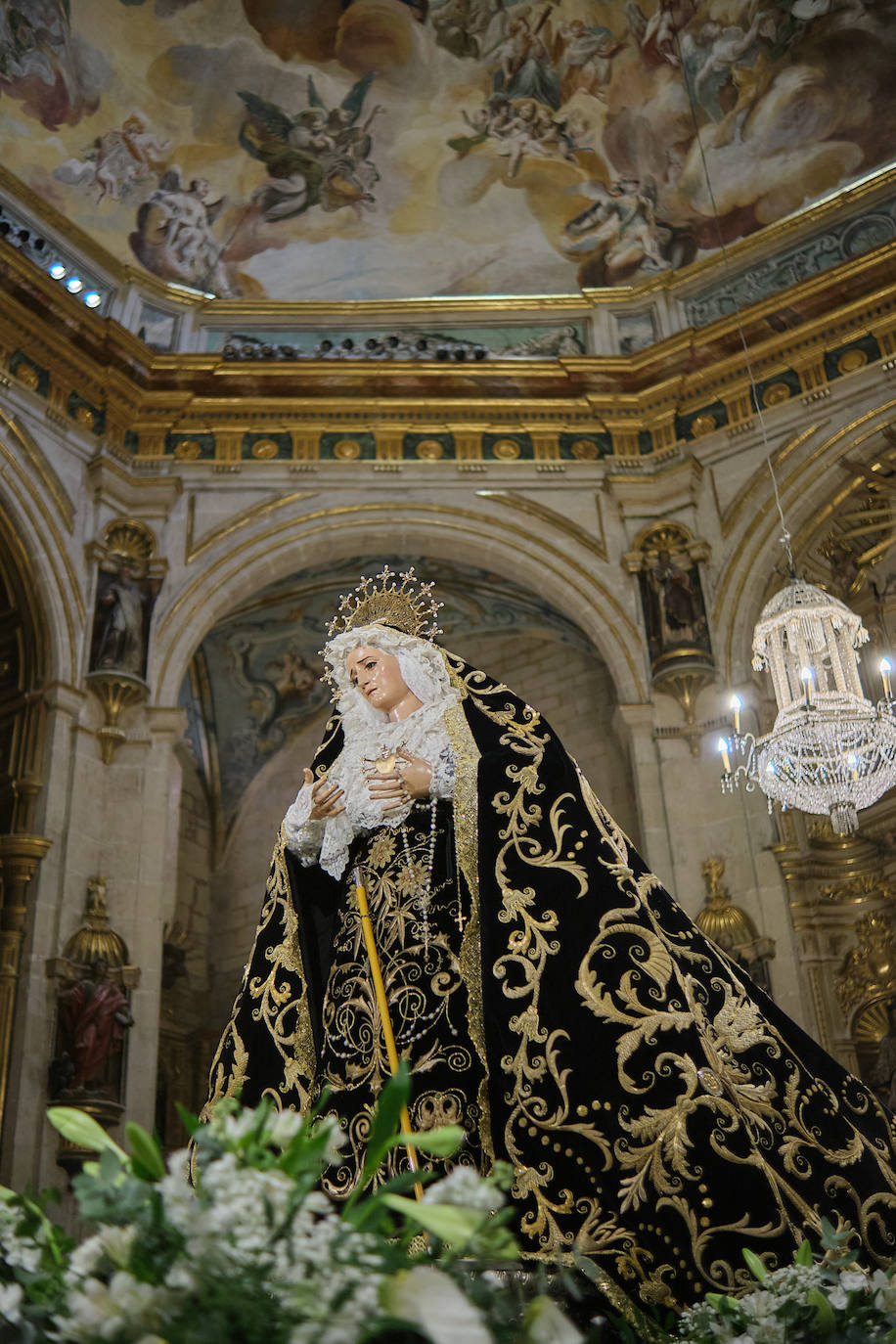 La Virgen de la Soledad estrena manto