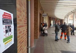 Un cartel en una calle de Logroño, donde se prosigue la búsqueda del joven calceatense.