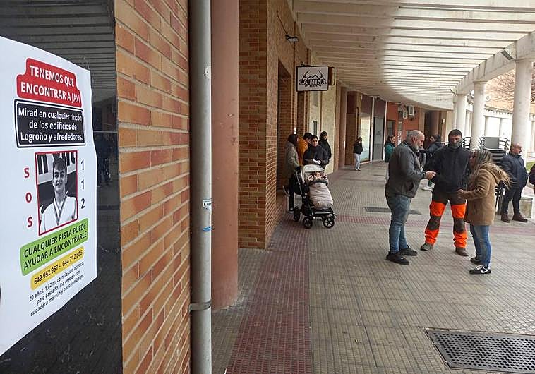 Un cartel en una calle de Logroño, donde se prosigue la búsqueda del joven calceatense.