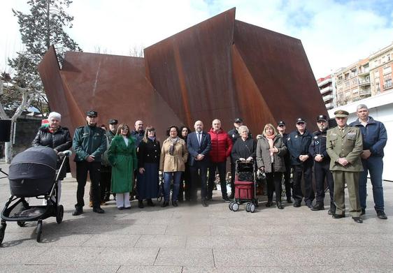 Miembros de la Asociación Riojana de Víctimas del Terrorismo con miembros de las fuerzas de seguridad.