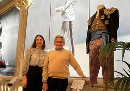 Rosa Fernández y Perfecto Uriel posan junto al traje de Pericet, en la sede de la SGAE.