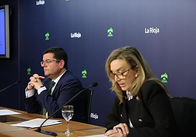 Belinda León, junto a Alfonso Domínguez, en su comparecencia de este martes.