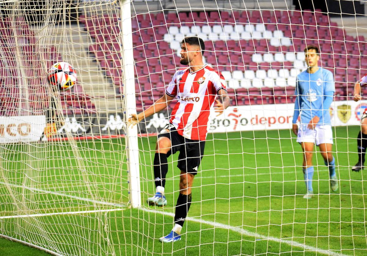 Jordi Escobar celebra un gol de la SDl en Las Gaunas.