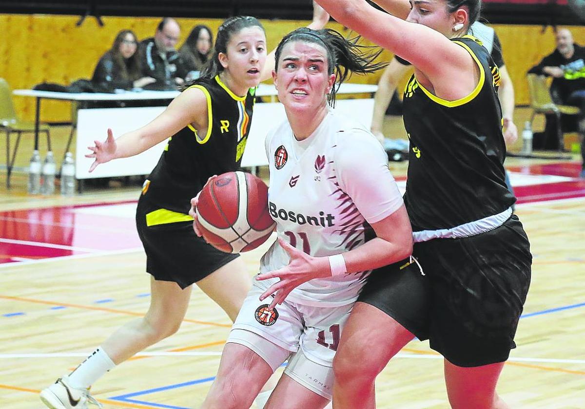 Carla Zabala entra a canasta en un encuentro del Unibasket en Lobete.