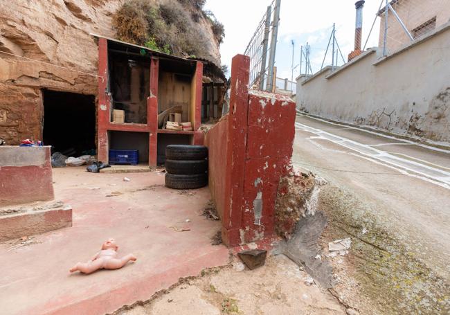 Una muñeca rota en el suelo en un rincón abandonado. o