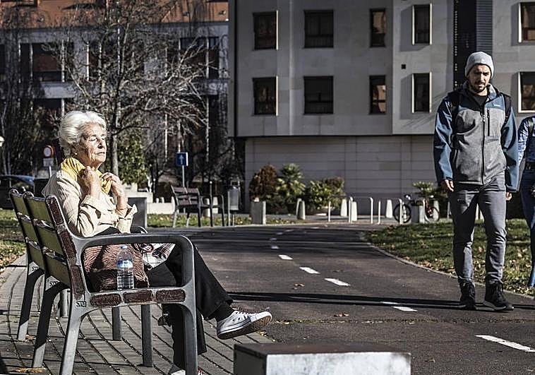 Una mujer toma el sol en los días más calurosos de enero.