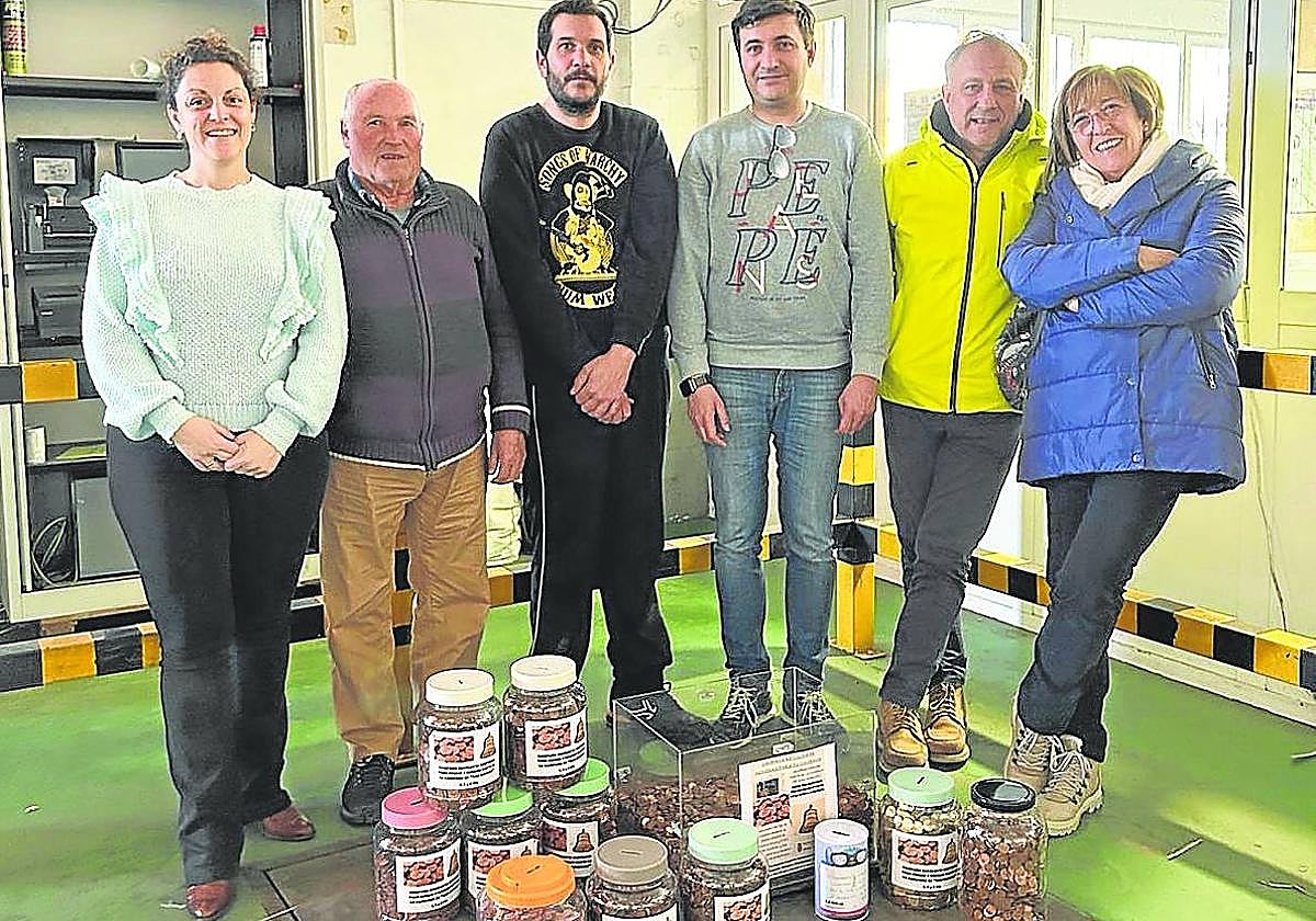 Los alcaldes de Albelda y Clavijo, junto a concejales y responsables de la cooperativa, posan con las huchas en la báscula.