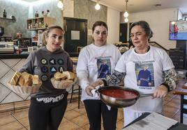 Noelia Pascual, la voluntaria Begoña y la cocinera Inma, del bar La Mina, posan con las patatas con chorizo que comieron este miércoles.