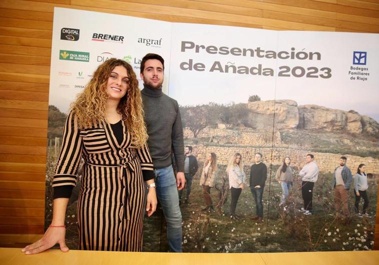 Estela Lecea y Víctor Escudero y, detrás, imagen con otros jóvenes bodegueros.