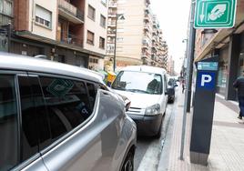 Coches aparcados en Logroño.