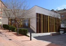 La plaza de acceso a la biblioteca se denominará Miguel Delibes.