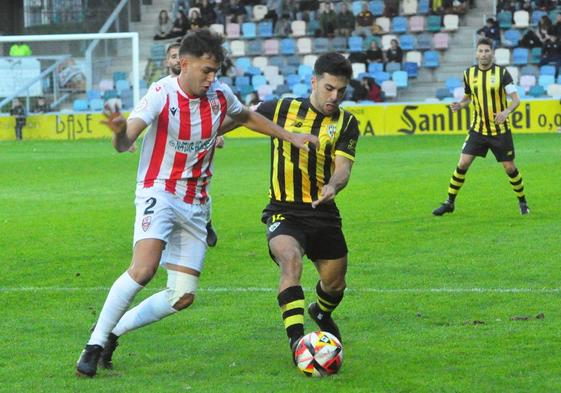 Yasín pelea el balón en el partido de ida.