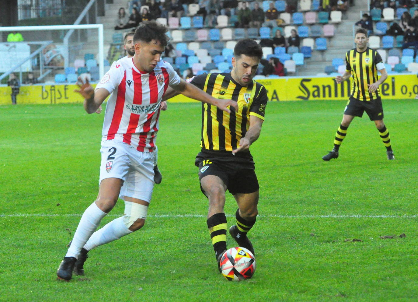 Yasín pelea el balón en el partido de ida.