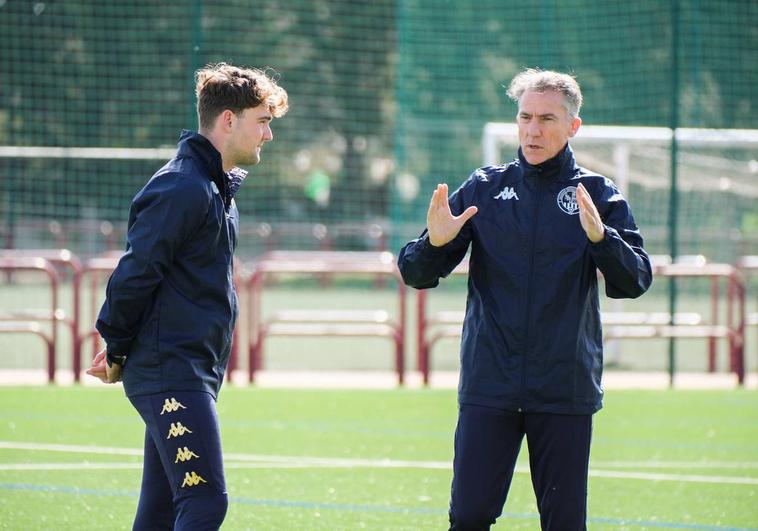 Larrazabal charla con un ayudante técnico durante el entrenamiento de este viernes