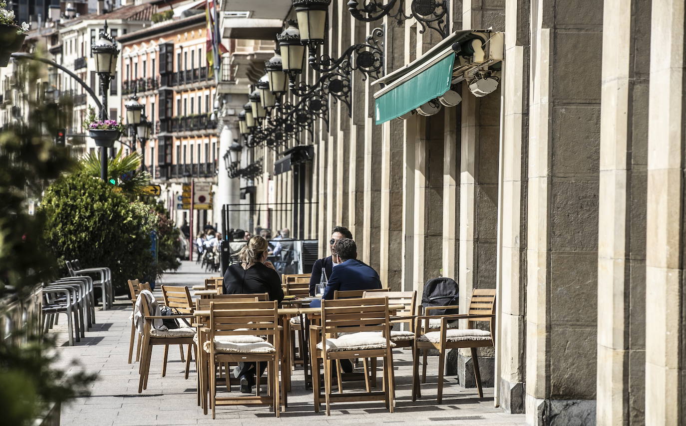 Unos jóvenes disfrutan del sol en una terraza del centro de Logroño.