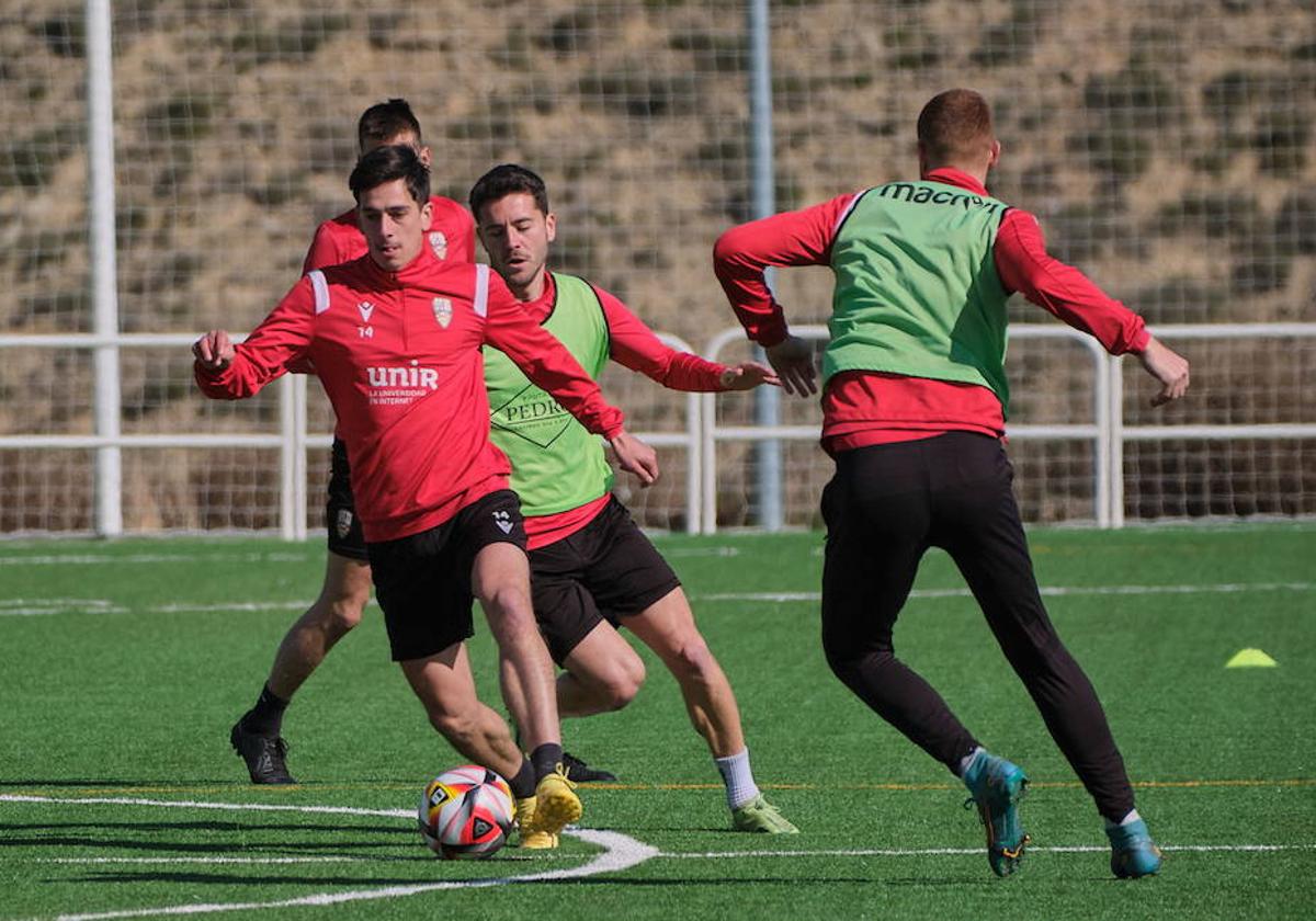 Seguin avanza con el balón perseguido por Urcelay.