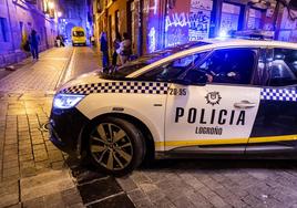 Patrullaje policial por el Casco Antiguo una noche de fiesta en la capital de La Rioja.