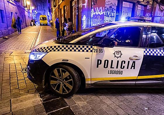 Patrullaje policial por el Casco Antiguo una noche de fiesta en la capital de La Rioja.