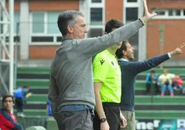 Aitor Larrazabal da instrucciones desde la banda en Sestao