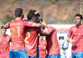 Los rojillos celebran el segundo tanto, el de Iker Fernández, ante el Brea.