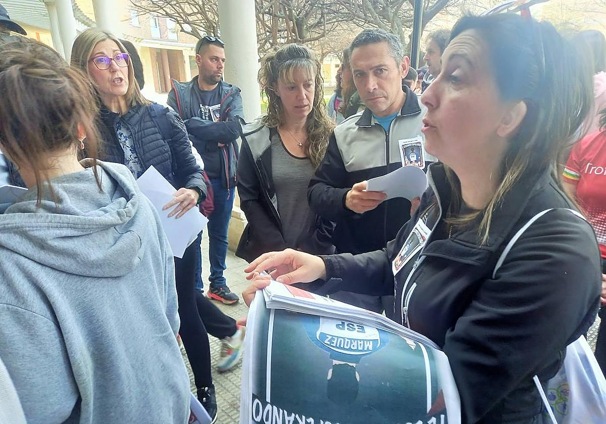 Reparto de mapas y carteles, este domingo, antes de emprender la búsqueda.