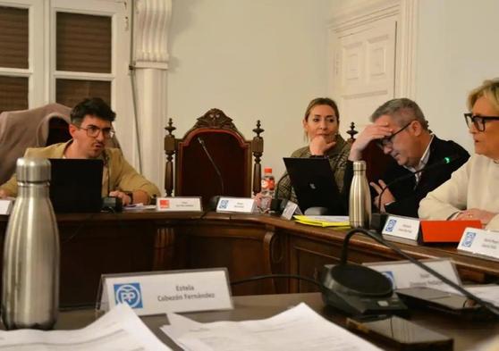 Celebración del pleno de febrero en el Ayuntamiento de Calahorra con la silla de Elisa Garrido vacía.