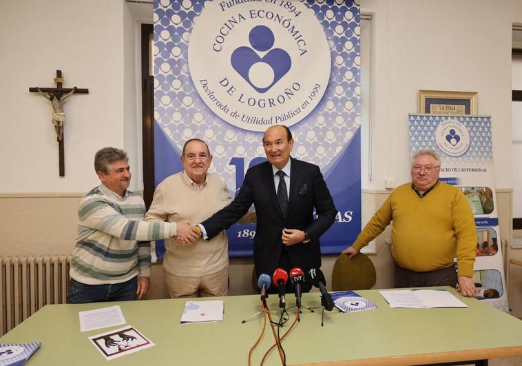 David García (Proyecto Hombre), Emilio Carreras (Cocina Económica), Félix Revuelta y José Andrés Pérez (Cáritas), tras la firma del convenio