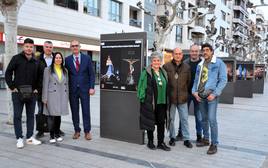 Miembros de Asfocal, de la Vera Cruz y Paso Viviente, junto a los paneles de la exposición.