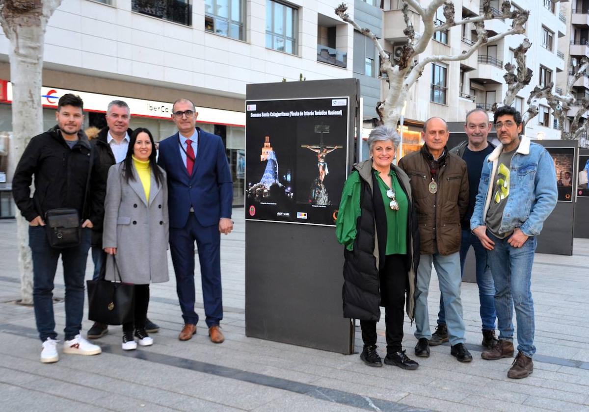 Miembros de Asfocal, de la Vera Cruz y Paso Viviente, junto a los paneles de la exposición.