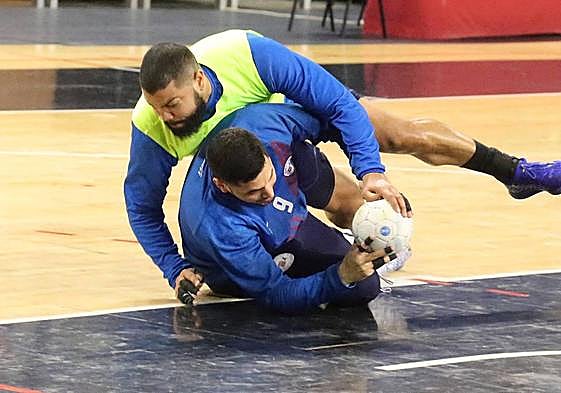 Ponciano cae durante un entrenamiento sobre Ismael El Korchi, que este martes cumplió años.