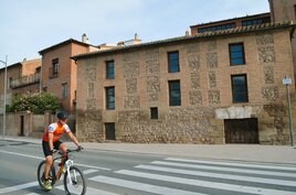 Edificio de la 'Casa del cochero', en el 67 de la calle Mediavilla.