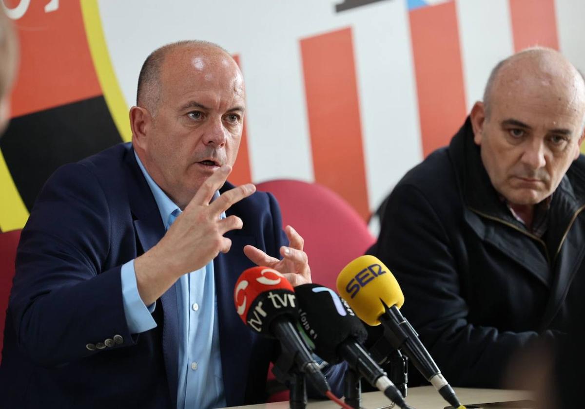 Javier González, en rueda de prensa, junto a Eduardo Guerra.