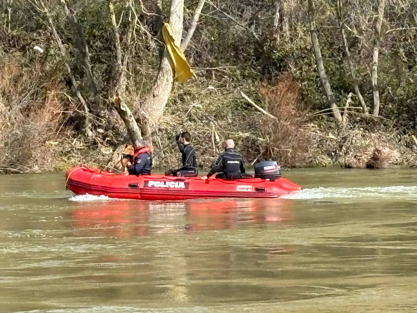 Agentes buscando en el río Ebro.