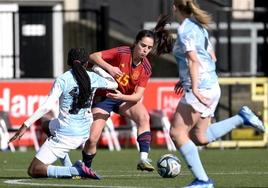 Carlota Chacón pelea el balón en un partido con España.