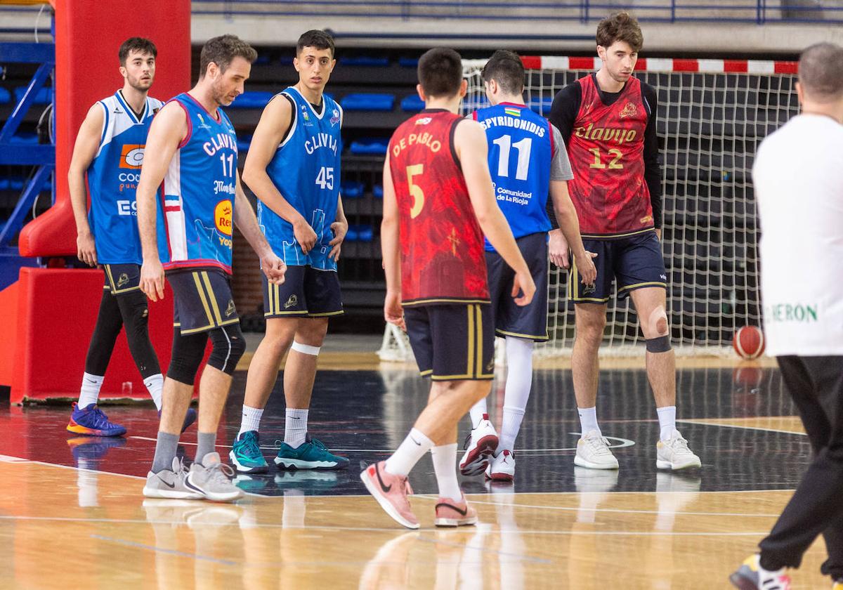 Seis de los jugadores españoles del Clavijo, en el entrenamiento de ayer en el Palacio de los Deportes.