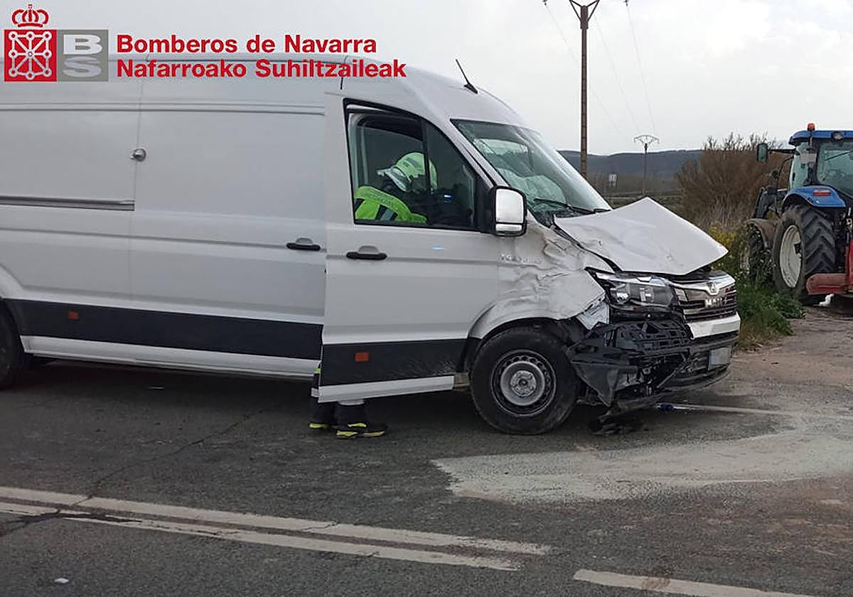 Los bomberos rescatan al conductor de una furgoneta en shock tras un accidente con un tractor en Viana