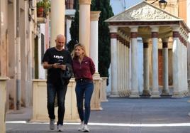 Una pareja caminando por el paseo de columnas que se ha recreado en la calle Coliceo.